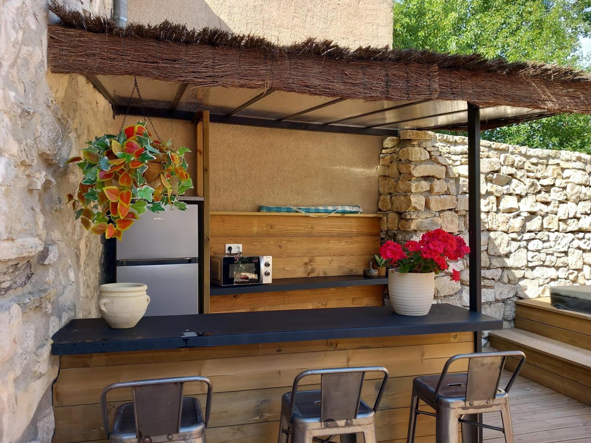 Chez Daniele Chambre Avec Jacuzzi Et Terrasse Privee Murs  Buitenkant foto