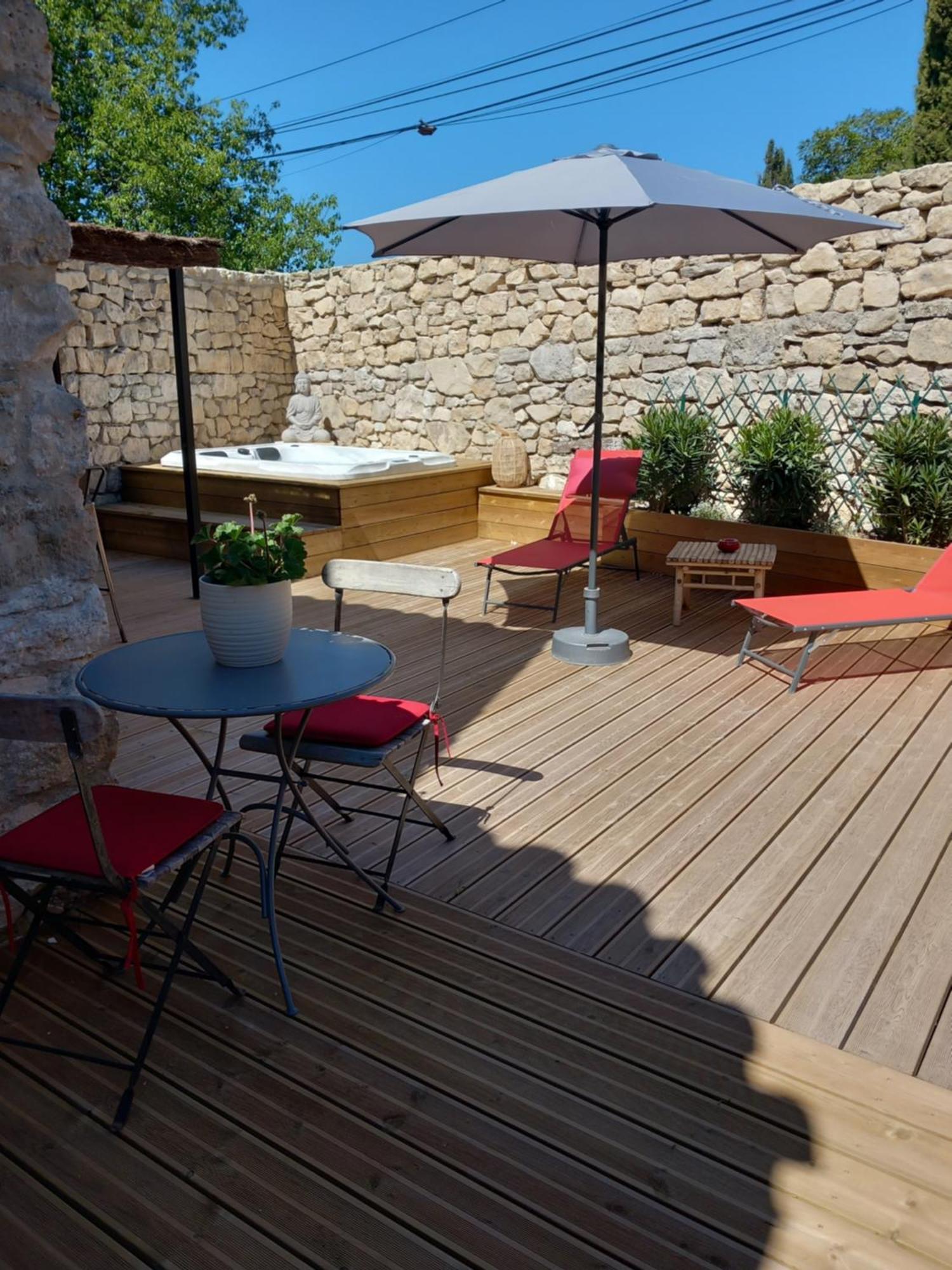Chez Daniele Chambre Avec Jacuzzi Et Terrasse Privee Murs  Buitenkant foto