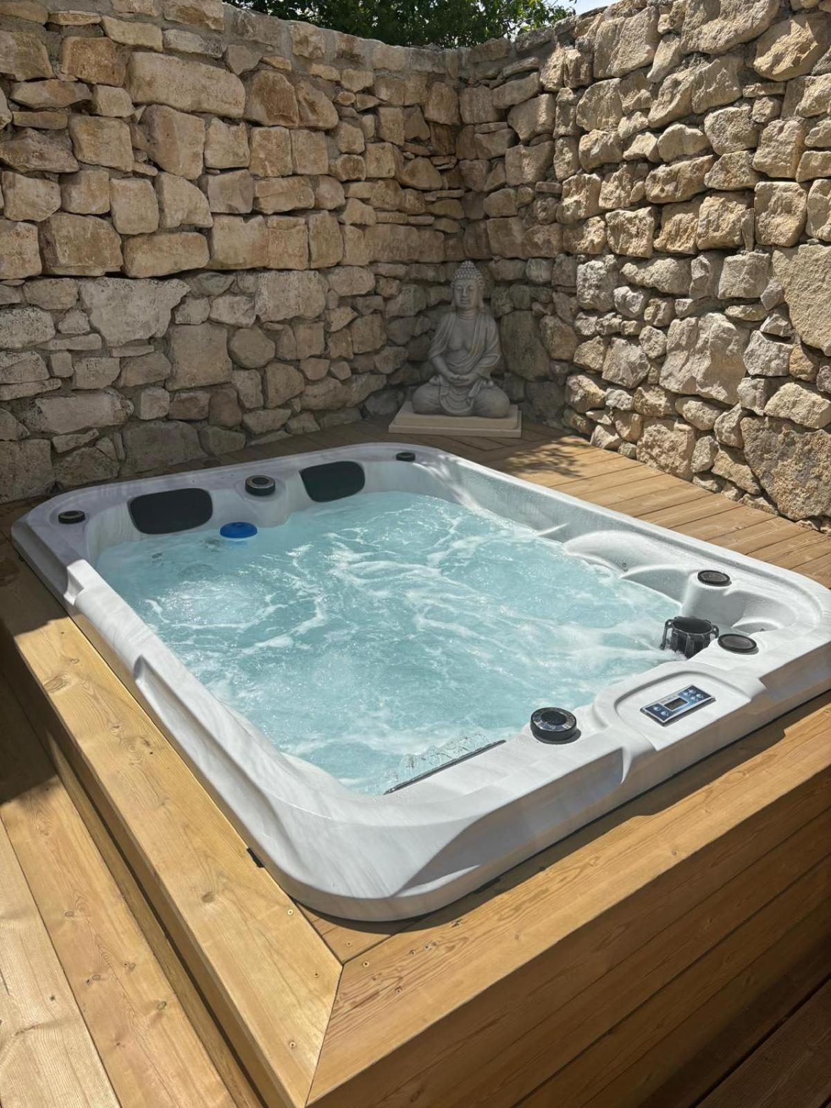 Chez Daniele Chambre Avec Jacuzzi Et Terrasse Privee Murs  Buitenkant foto
