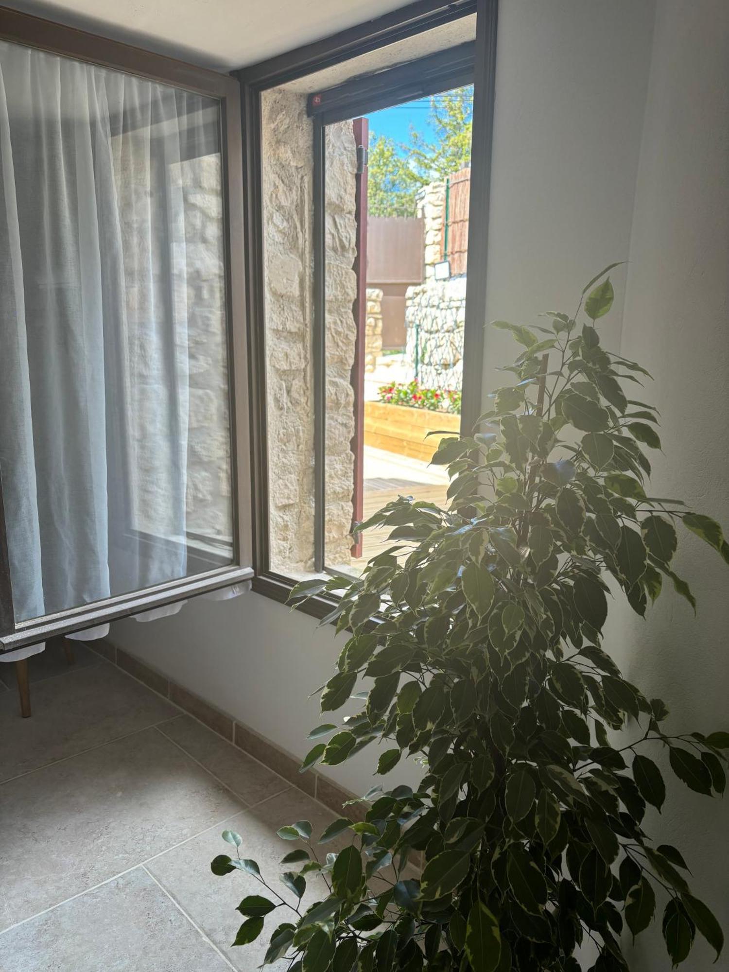 Chez Daniele Chambre Avec Jacuzzi Et Terrasse Privee Murs  Buitenkant foto